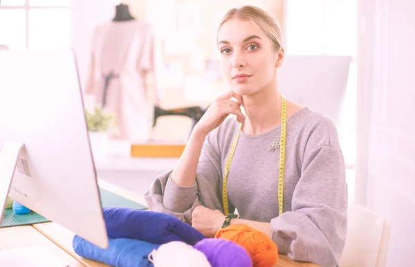 Modedesignerin nutzt Tablet-Computer im Atelier — Stockfoto