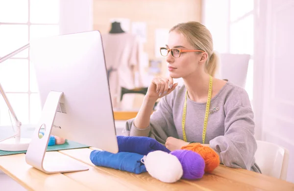 Žena Návrhář v dílně, při pohledu na notebook — Stock fotografie