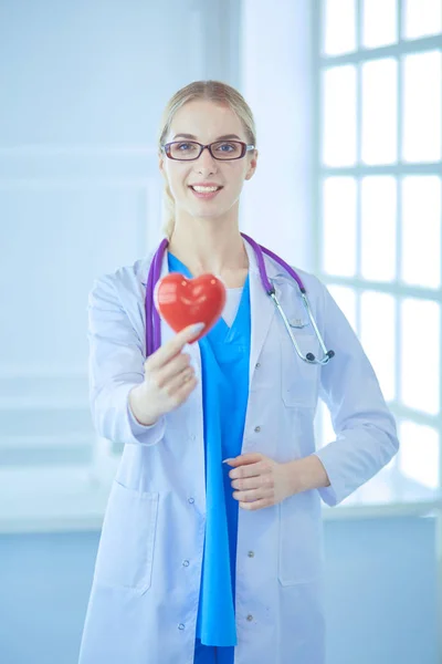 Medico femminile con lo stetoscopio che tiene il cuore — Foto Stock
