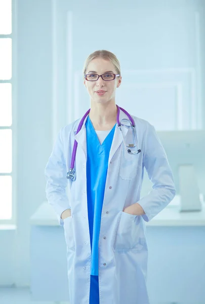 現代病院の机の上のコンピュータ上の女性医師 — ストック写真