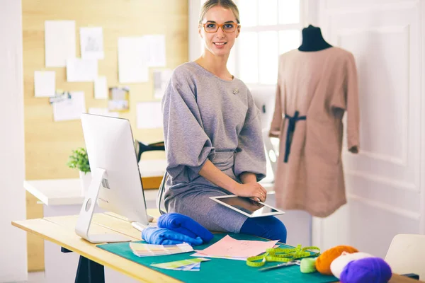Fashion jonge ontwerper vrouw meten van een jurk — Stockfoto