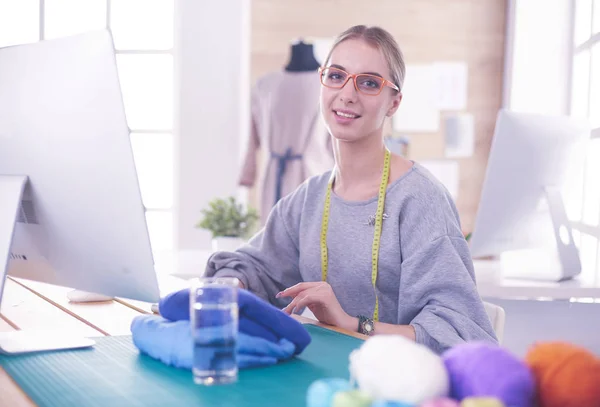 Fiatal vállalkozó nők, és divattervező dolgozik műtermében — Stock Fotó