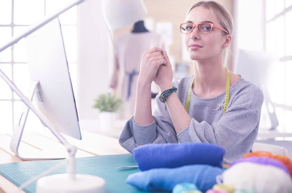 Modedesignerin arbeitet im Atelier an ihren Entwürfen — Stockfoto