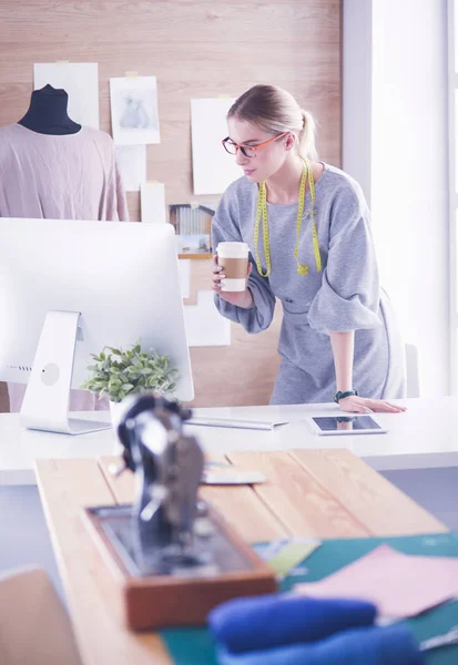 Moderne jonge modeontwerper aan het werk in studio — Stockfoto