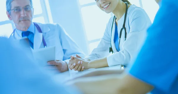 Serious medical team analysing a patients disease in a bright hospital room — Stock Photo, Image