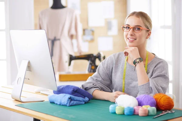 Jonge vrouwelijke ondernemers en modeontwerpers werken aan haar atelier — Stockfoto