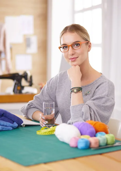 Mulher designer de moda trabalhando em seus projetos no estúdio — Fotografia de Stock