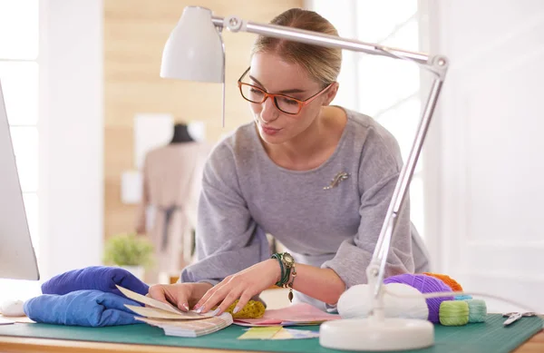 Modedesignerin arbeitet im Atelier — Stockfoto