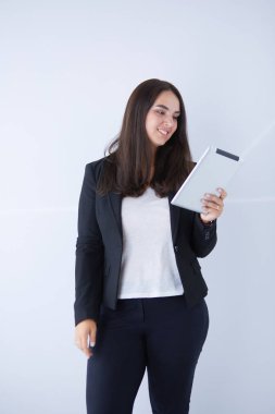 Genç iş kadını onun elinde dijital tablet ile gülümseyen portresi.