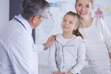 Annesiyle birlikte küçük bir kız danışmanlık için doktora gitmiş.