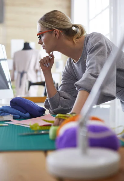 Jeunes jolies créatrices de mode féminines s'appuyant sur un bureau, travaillant avec un ordinateur portable — Photo