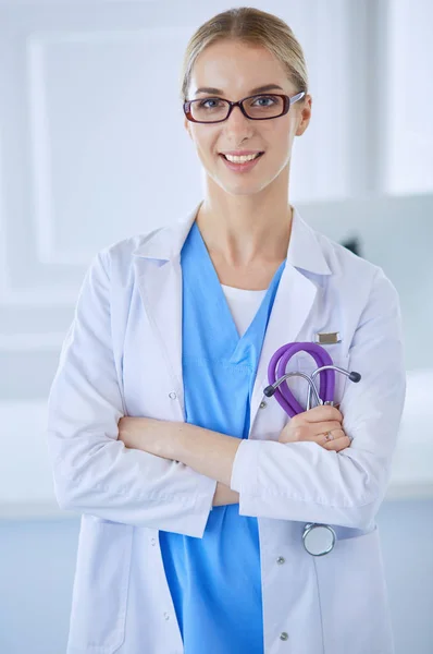 Mladá sestra se stetoskopem. Sestra v zelených pláštích se stetoskopem. Student medicíny v uniformě — Stock fotografie