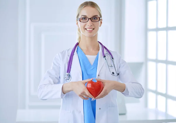 Cuidados de saúde e conceito médico - médico feminino com coração — Fotografia de Stock