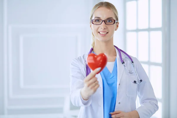 Υγειονομική περίθαλψη και ιατρική έννοια - γυναίκα γιατρός με καρδιά — Φωτογραφία Αρχείου