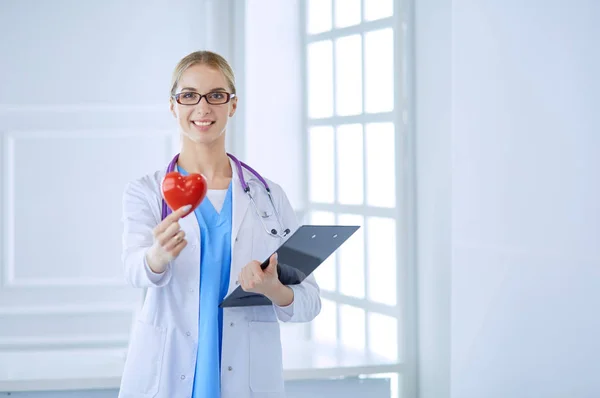 Vrouwelijke arts met de stethoscoop met hart — Stockfoto