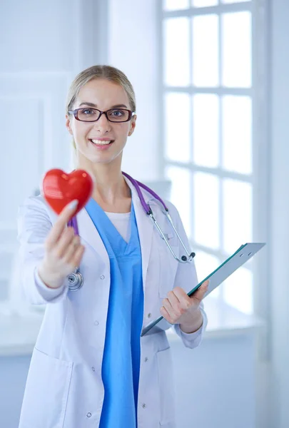 Ärztin mit dem Stethoskop am Herzen — Stockfoto