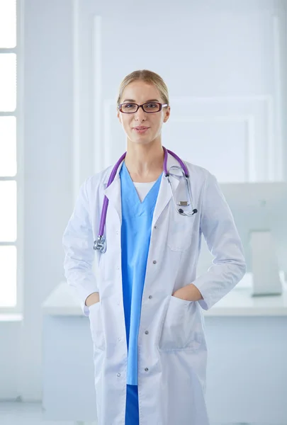 Female doctor on computer at desk in a modern hospital — Stock Photo, Image