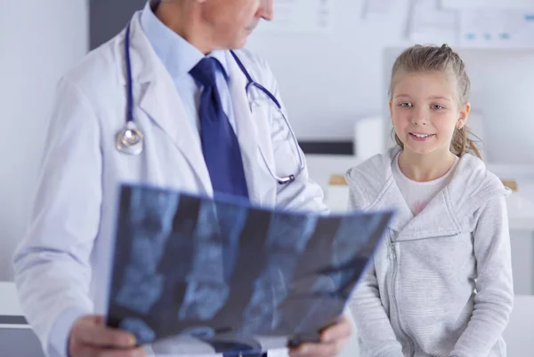 Petite fille avec sa mère chez un médecin sur consultation — Photo