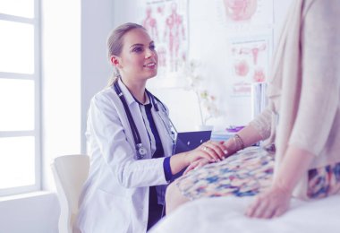 Doktor ve hasta masada otururken bir şey tartışıyorlar. İlaç ve sağlık hizmetleri kavramı