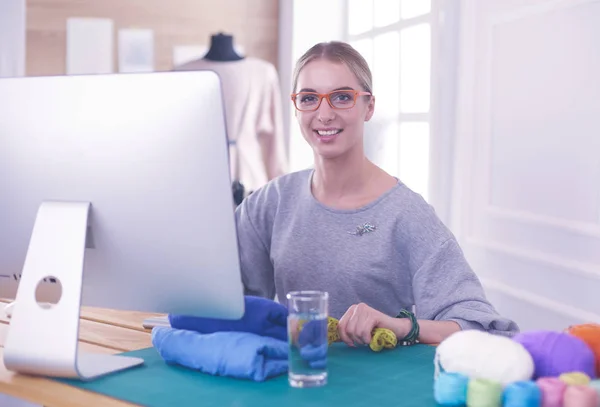 Design de moda trabalhando em estúdio sentado na mesa — Fotografia de Stock