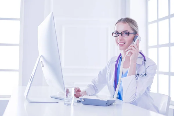 Portrét ženského lékaře pomocí mobilního telefonu v kanceláři — Stock fotografie