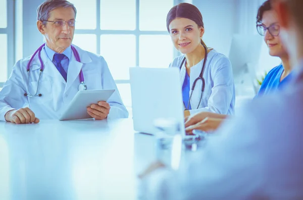 Médecins se consultant dans une salle de conférence de l'hôpital — Photo