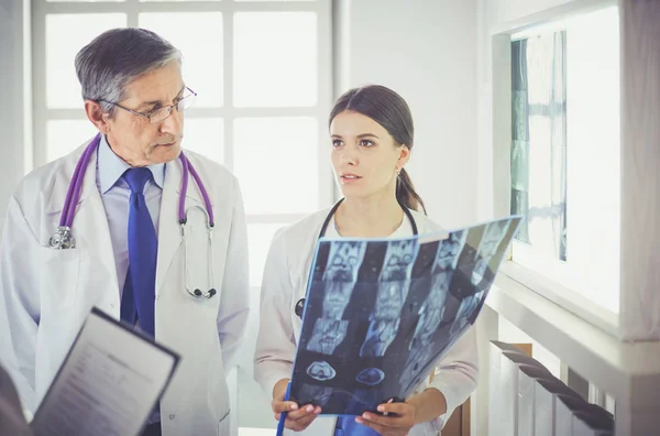 Gruppe von Ärzten bei Röntgenuntersuchungen im Krankenhaus — Stockfoto