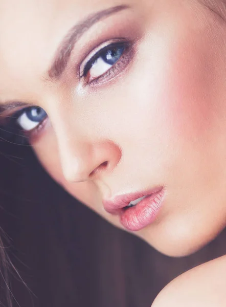 Mooie vrouw gezicht close-up studio op wit — Stockfoto