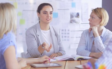 Masada kitaplarla çalışan gençler. Güzel kadınlar ve erkekler birlikte çalışıyor..