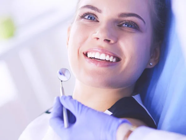 Joven paciente femenina con sonrisa bonita examinando la inspección dental en el consultorio del dentista. — Foto de Stock