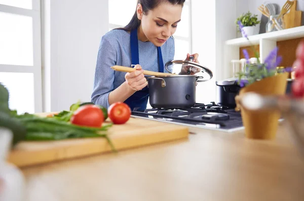 Μαγειρική γυναίκα στην κουζίνα με ξύλινη κουτάλα — Φωτογραφία Αρχείου