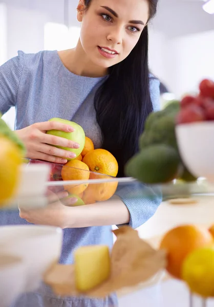 냉장고에서 신선 한 과일을 꺼내는 맛있는 여자, 건강 한 음식 컨셉트 — 스톡 사진