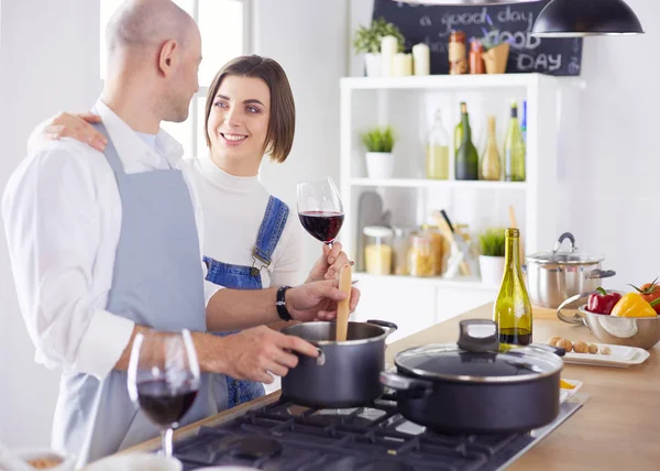 Casal cozinhar juntos na cozinha em casa — Fotografia de Stock