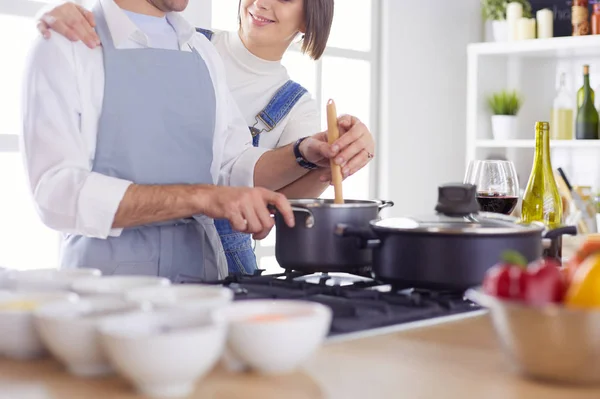 Casal cozinhar juntos na cozinha em casa — Fotografia de Stock