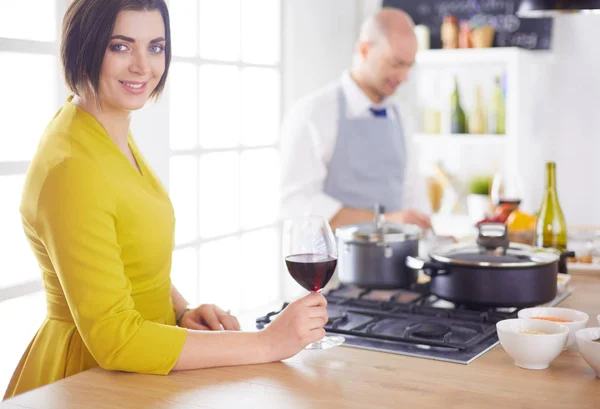 Atrakcyjna para w miłości gotowania i otwiera wino w kuchni podczas gotowania kolacji na romantyczny wieczór — Zdjęcie stockowe