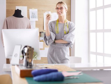 Stüdyoda çalışan modern genç moda tasarımcısı