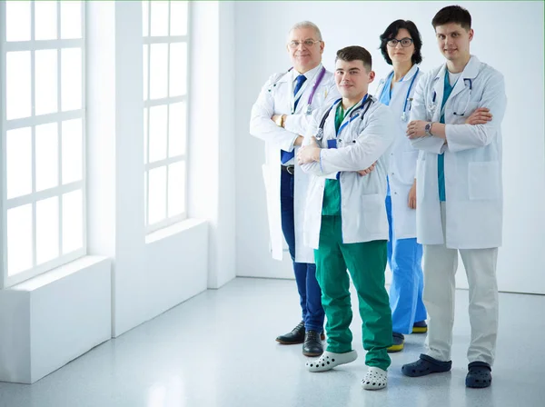 成功した医療チーム。自信を持った医師チームが立ち上がり笑顔で — ストック写真