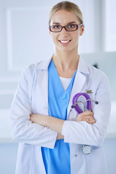 Młoda pielęgniarka ze stetoskopem. Pielęgniarka w zielonym fartuchu ze stetoskopem. Student medycyny w mundurze — Zdjęcie stockowe