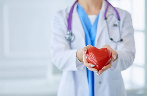 Médecin avec stéthoscope tenant le cœur, isolé sur fond blanc — Photo