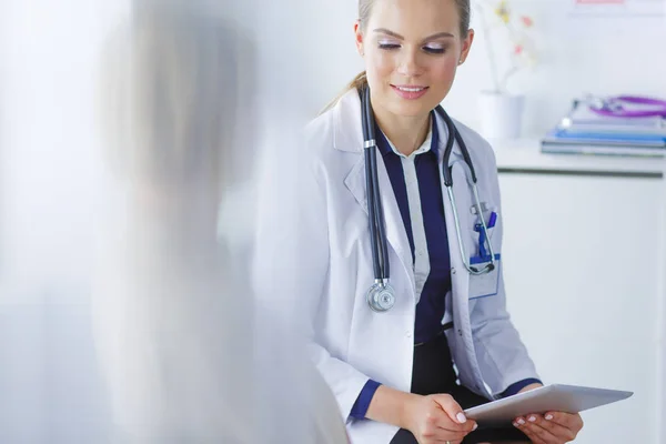 Doctor y paciente discutiendo algo mientras están sentados en la mesa. Concepto de medicina y salud —  Fotos de Stock