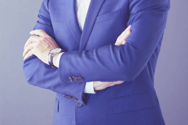 Yakışıklı işadamı ile silah duran gri arka plan üzerinde çarpı işareti