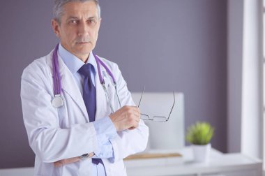 Parlak ofisinde gülümseyen bir doktorun portresi.