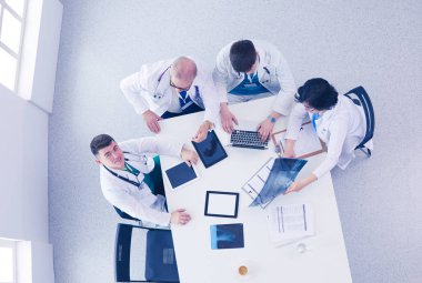 Tıbbi ekip masaya oturuyor ve tartışıyor.