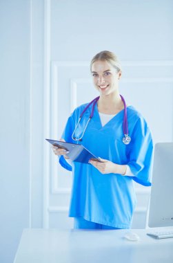 Üniformalı bir dosyayla gülümseyen kadın doktor