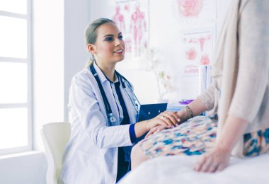 Doktor ve hasta masada otururken bir şey tartışıyorlar. İlaç ve sağlık hizmetleri kavramı