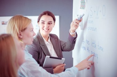 İş, eğitim ve ofis konsepti - yönetim kurulu ile iş ekibi bir şey tartışıyor.
