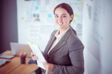 İş, eğitim ve ofis konsepti - yönetim kurulu ile iş ekibi bir şey tartışıyor.