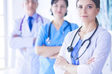 Hastane Kaza ve Acil Servis 'te duran bir grup doktor ve hemşire