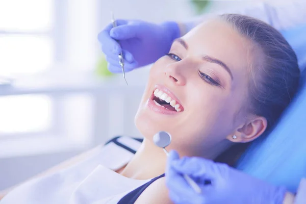 Jovem Paciente do sexo feminino com boca aberta examinando inspeção dentária no consultório odontológico. — Fotografia de Stock