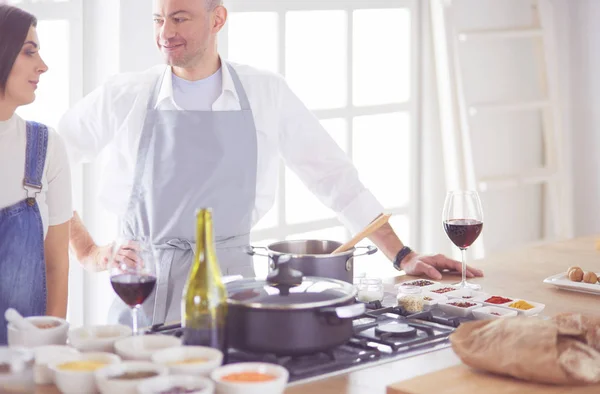 Casal cozinhar juntos na cozinha em casa — Fotografia de Stock